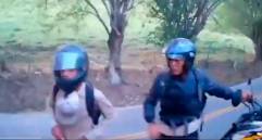 Gobierno de Antioquia anunció una recompensa de hasta $50 millones por información que permita capturar a dos presuntos ladrones de la vía Remolino-Bolombolo, grabados en video. FOTO captura de pantalla