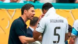 En la imagen aparece Xavi Alonso dándole indicaciones a Bellingham. FOTO GETTY 