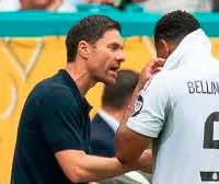 En la imagen aparece Xavi Alonso dándole indicaciones a Bellingham. FOTO GETTY 