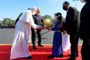 El Papa fue recibido al pie de la escalera del avión por el primer Ministro, Mustafa al Kazemi, a quien estrechó la mano y dos niños con trajes tradicionales le ofrecieron flores. Foto: Efe