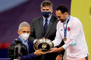 David Ospina arquero y capitán de la selección Colombia le entrega el trofeo del tercer puesto al técnico Reinaldo Rueda. FOTO: EFE