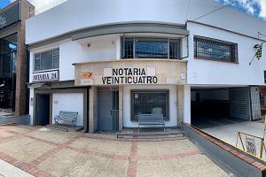 La Notaría 24 de Bogotá tenía como notario en propiedad a Jorge Humberto Uribe Escobar y, tras su fallecimiento, se designó en encargo a su hermana Ángela María Uribe Escobar. FOTO: Cortesía