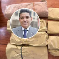 Los siete sobres de manila, hallados junto a $145 millones en el vehículo del escolta asignado a Jaime Lacouture, estaban marcados a mano con nombres, números telefónicos y municipios de La Guajira; la autoría de las anotaciones es materia de investigación. FOTO: Colprensa - X Jacobo Solano