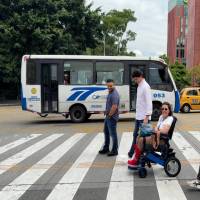 Imagen de referencia de una persona de movilidad reducida cruzando una de las calles de la ciudad. FOTO: Cortesía Ruta N.