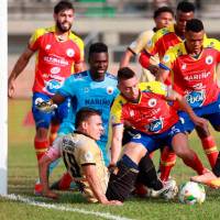 El estreno de Águilas Doradas como local en el estadio Cincuentenario no fue tan feliz, a pesar del amplio acompañamiento de los hinchas, perdió ante Pasto. FOTOS MANUEL SALDARRIAGA