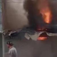 En cuestión de minutos las llamas alcanzaron varios metros de altitud. Adelante,el vecino rescatado. FOTO: Imagen tomada de redes sociales.