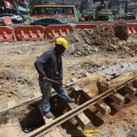 Encontraron vieja carrilera del ferrocarril en obras del intercambio de Mayorca. Foto: Manuel Saldarriaga Quintero