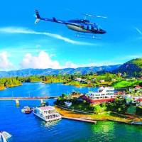 Helicópteros despegan y aterrizan en múltiples puntos de todo el departamento, desde la piedra del Peñol o un restaurante de Medellín hasta en la Hacienda Napolés. Hay planes desde $380.000 por personas hasta $2.000.000 o más e incluyen un equipo de fotografía. FOTO cortesia