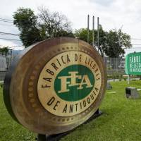 Los tres nuevos integrantes llegarán a darle un perfil más técnico y empresarial a la Fábrica de Licores dee Antioquia. Foto: Jaime Pérez Munévar