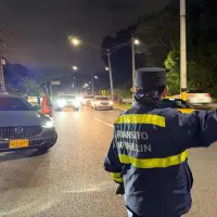 Una agente de Tránsito realizando controles viales sobre la Avenida Las Palmas. FOTO: Cortesía Alcaldía de Medellín