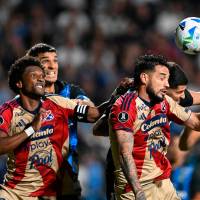 El delantero argentino Francisco Fydriszewski y Didier Moreno inicialistas del cuadro rojo de Antioquia. Foto: AFP