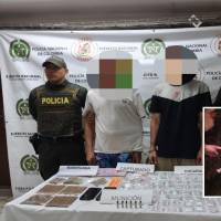 Adelante, la caleta hallada en zona rural de la verada. Atrás, dos detenidos junto a varios elementos. FOTO: Cortesía.