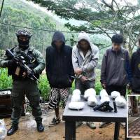 Adelante, la incautación de droga hecha en el Suroeste, atrás, los detenidos en el laboratorio hallado en Barbosa. FOTO: Cortesía