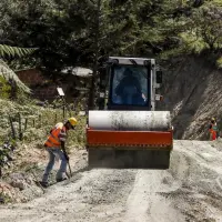 Desde hace casi una década, Antioquia tiene andando un proyecto para pavimentar las vías de acceso a sus municipios. De 322 kilómetros planeados ya van 214 pavimentados. FOTO Manuel Saldarriaga