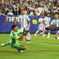 Tras sufrir dos golazos de Cabo Verde, el arquero argentino apareció en el final del segundo tiempo suplementario para salvar el resultado del equipo argentino y pasar a octavos de final. FOTO: Getty