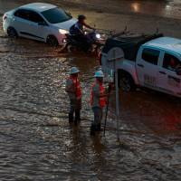 Las fuertes lluvias provocaron el miércoles pasado graves inundaciones en la comuna 14 (El Poblado), principalmente entre las calles 10 y 30. Estas se ocasionaron por el desbordamiento de la quebrada La Presidenta. FOTO: MANUEL SALDARRIAGA