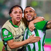 Kevin Parra junto a Andrés Sarmiento, ambos jugadores de Atlético Nacional. El Verde se prepara para recibir este jueves en el Atanasio a Pasto, por la fecha 14 de la Liga.FOTO MANUEL SALDARRIAGA 