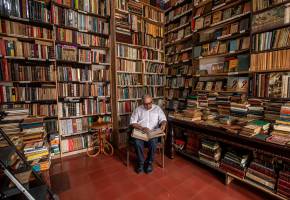 La biblioteca está ubicada en el interior del hotel Mariscal Robledo. FOTO Carlos Velásquez.