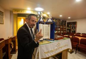 El rabino Elad Villegas es el líder espiritual de una comunidad de judíos conversos, ubicada en el norte del Valle de Aburrá. Foto: Carlos Velasquez. 