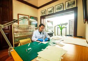El estudio de Felipe Vargas, restaurador de archivos