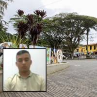 Adelante, el teniente condenado. Atrás, parque del municipio de Frontino. Foto: Julio César Herrera Echeverri.