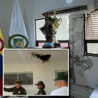 Adelante, uno de los boquetes en una de las estaciones de Policía del departamento. Atrás, las humedades que aquejan otra de las dependencias. FOTO: Cortesía