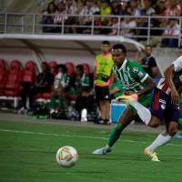 En la imagen aparece el defensor de Nacional, César Haydar en la disputa de una pelota durante la final de ida frente al Junior. FOTO COLPRENSA
