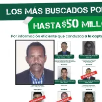 Adelante, el hombre detenido. Atrás, algunos de los más buscados en Antioquia. FOTO: Cortesía