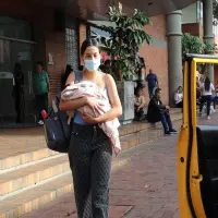Una de las beneficiarias a punto de abordar uno de los taxis que prestarán el servicio. FOTO: Cortesía Alcaldía