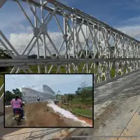 Adelante, usuarios cruzando el puente. Atrás, aspectos de la estructura de 49 metros. FOTO: Cortesía e imagen tomada de redes
