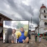 Adelante, algunos de los involucrados en la trifulca dentro del colegio. Atrás, parque de Rionegro, municipio donde ocurrieron los hechos. Foto: EL COLOMBIANO