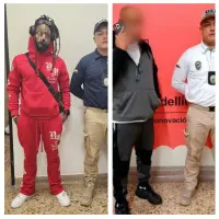 Los tres estadounidenses inadmitidos junto a los oficiales migratorios. FOTO: Imagen tomada de redes.