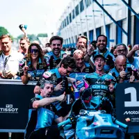 El motociclista colombo-español David Alonso celebra su victoria con el staff de su equipo. Foto: tomada del x de @AsparTeam