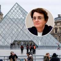 Laurence des Cars asumió la dirección del Louvre en 2021 y su periodo se extendería hasta finales de este año. FOTOS: AFP