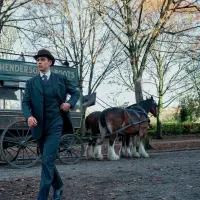 El actor Hero Fiennes-Tiffin es el protagonista de El joven Sherlock, la serie sobre el detective. FOTO: Daniel Smith / Prime Video