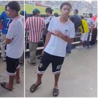 Lo que debía ser una tarde de fútbol finalizó en un penoso episodio de discriminación cuando una mujer y otros espectadores lo increparon por vestir chanclas. FOTO: Captura de video de redes sociales @criticolombia4
