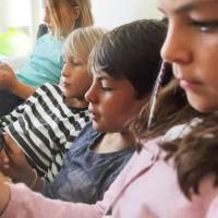 El estudio, que abarca 21 países, expone cómo redes sociales como Instagram, TikTok y WhatsApp se han convertido en el escenario principal del 60% de estos casos. FOTO: Getty