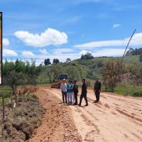 Adelante, volqueta vertiendo tierra sobre el lago. Atrás, intervención de Corantioquia. FOTO: Cortesía e imagen tomada de redes.