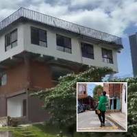 Adelante, funcionario del Distrito realizando controles en Medellín. Atrás, el “torreón” de San Antonio de Prado que van a demoler. FOTO: Cortesía