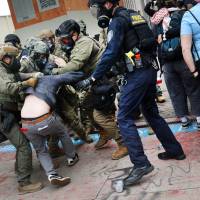 EE.UU. paralizó procesos de residencia y ciudadanía a migrantes de casi 20 países: estos son