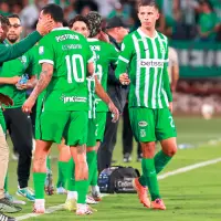 Edwin Cardona y el festejo de su golazo con el técnico Diego Arias. FOTO MANUEL SALDARRIAGA