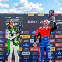 La piloto bogotana Tatiana Calderón, de 33 años (en el centro de la foto), se subió en el primer puesto del podio en la Nascar de Brasil. Foto: Cortesía 