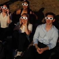 Centenares de personas equipadas con lentes de protección siguieron el eclipse en Lodoso, cerca de Burgos, y estallaron en vítores cuando la oscuridad alcanzó su punto máximo. FOTO GETTY