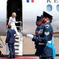 El momento en el que Brigitte Macron prefiere bajar del avión apoyada de una baranda en lugar de recibir la mano de su esposo, el presidente francés Emmanuel Macron. FOTO: AFP