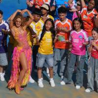 El show finalizó con un mensaje donde niños y artistas se unieron en un colorido escenario. Foto: AFP