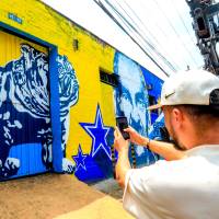 El reto de esta iniciativa es que el arte conviva con los oficios tradicionales y las familias que llevan décadas en el sector y que la gente recorra la zona. En la imagen el mural en homenaje a don Carlos Peláez. FOTO Esneyder Gutiérrez