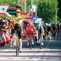 El festejo del britpanico Matthew Brennan al ganar la etapa 2 de la Vuelta a España 2026. FOTO AFP
