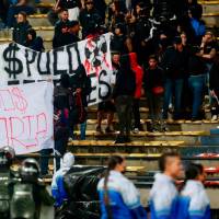 Además de prender bengalas los aficionados mostraron pancartas con mensajes fuertes, no solo contra los dirigentes y jugadores sino contra Fifa, Conmebol, Dimayor y otras entidades. FOTO MANUEL SALDARRIAGA