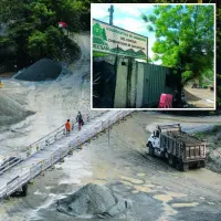 En los ríos de la zona se han extraído materiales, antes de forma artesanal y ahora con maquinaria. Bases del puente de madera estarían en riesgo de ser socavadas. FOTO: Julio Herrera.
