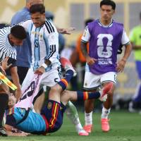 Diez fechas de suspensión, 90.000 dólares de multa y la sombra del escarmiento tras la final del Mundial 2026, mientras la AFA apunta a quemar las sanciones en la ventana de amistosos de septiembre para amortiguar el golpe. FOTO: AFP